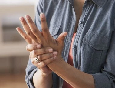 Ρευματοειδής αρθρίτιδα: Ποια είναι τα προειδοποιητικά σημάδια που αγνοούμε